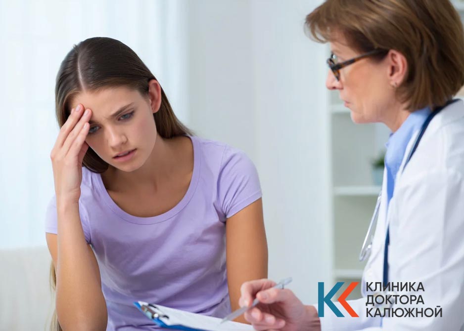 Девушка общается с врачом